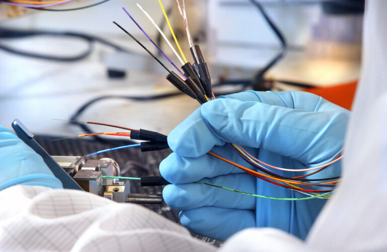 Närbild på hand som håller i kabeltrådar